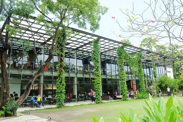 新月梧桐三義店｜漂亮的清水模建築裡，擁有綠意盎然的庭院和四面採光的落地窗設計 @飛天璇的口袋