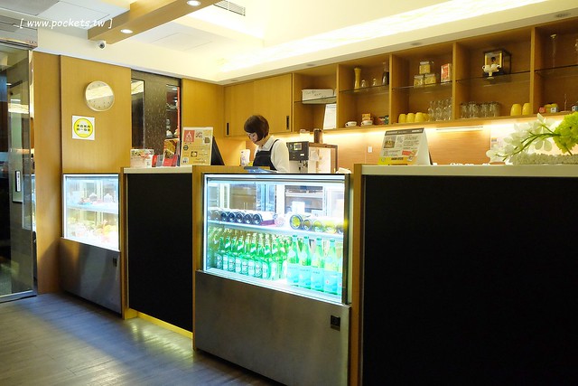 Ping 18 日法輕食┃台中西屯美食：老闆是藍帶學校畢業的，料理結合日式和法式的創意，推薦海味金沙義大利麵和松露牛肝菌燉飯，新菜單上市選擇性更多 @飛天璇的口袋