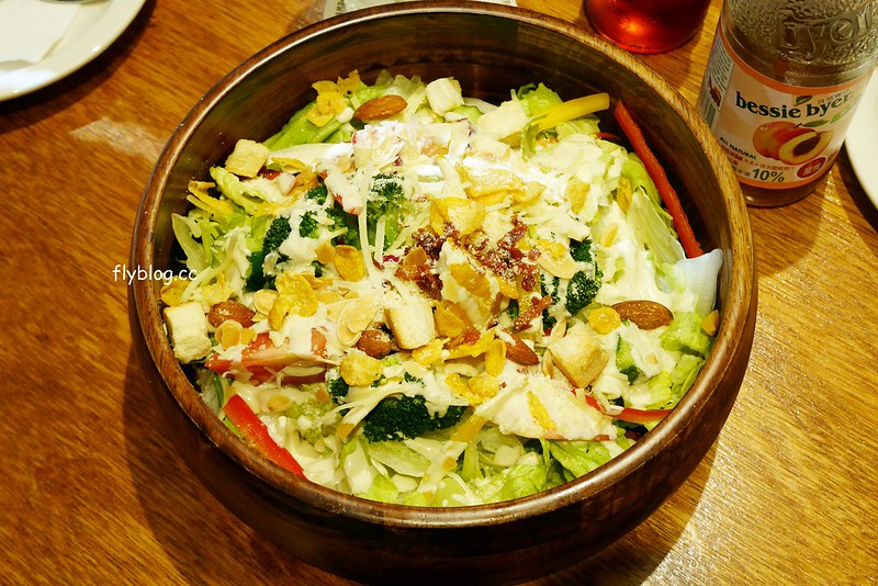 Campus Cafe┃台中西區：台北超人氣連鎖美式餐廳進駐台中，台中廣三SOGO百貨旗艦店11/15開幕，環境寬敞明亮充滿濃厚的美式氛圍 @飛天璇的口袋