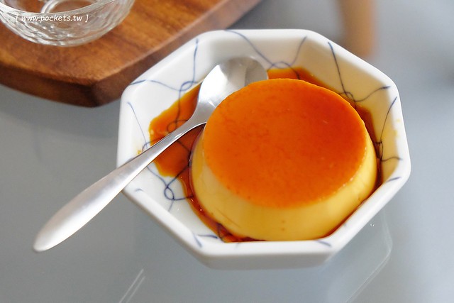 小森空間．Komori┃台中北區美食：充滿無印良品氛圍的日系小店，以手作甜點和中式花茶為主，店裡有很多可愛的卡通公仔，地下室做為藝術作品展覽空間 @飛天璇的口袋