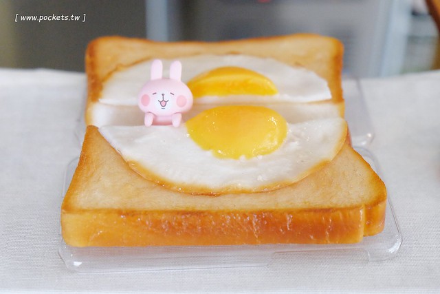 小森空間．Komori┃台中北區美食：充滿無印良品氛圍的日系小店，以手作甜點和中式花茶為主，店裡有很多可愛的卡通公仔，地下室做為藝術作品展覽空間 @飛天璇的口袋