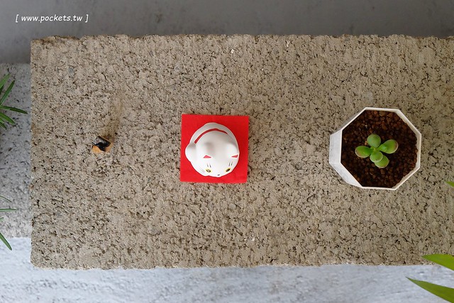 小森空間．Komori┃台中北區美食：充滿無印良品氛圍的日系小店，以手作甜點和中式花茶為主，店裡有很多可愛的卡通公仔，地下室做為藝術作品展覽空間 @飛天璇的口袋