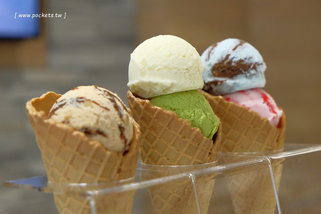 莎得徠茲．Chateraise┃台中逢甲美食：來自日本富士山下山梨縣的日法式甜點店，日本擁有470家連鎖店，標榜使用日本直送的食材，推薦生乳捲和泡芙 @飛天璇的口袋