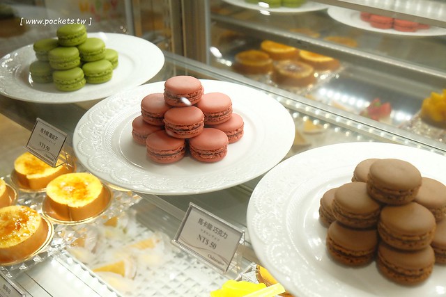 莎得徠茲．Chateraise┃台中逢甲美食：來自日本富士山下山梨縣的日法式甜點店，日本擁有470家連鎖店，標榜使用日本直送的食材，推薦生乳捲和泡芙 @飛天璇的口袋