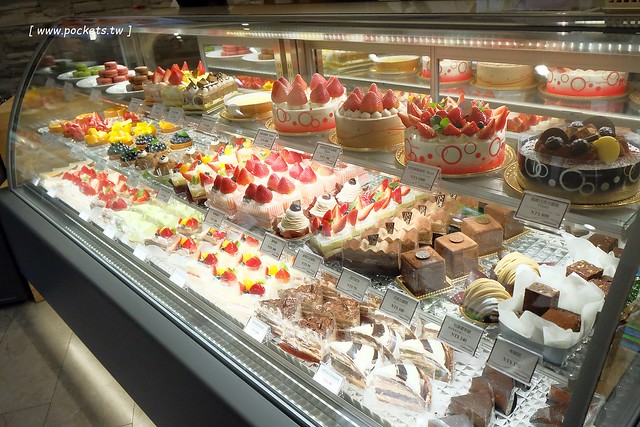 莎得徠茲．Chateraise┃台中逢甲美食：來自日本富士山下山梨縣的日法式甜點店，日本擁有470家連鎖店，標榜使用日本直送的食材，推薦生乳捲和泡芙 @飛天璇的口袋