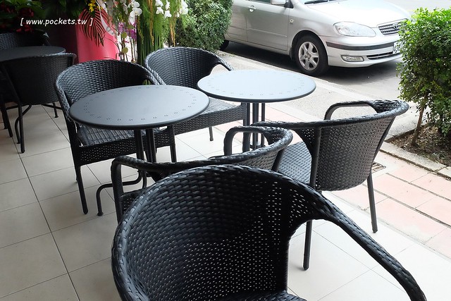 莎得徠茲．Chateraise┃台中逢甲美食：來自日本富士山下山梨縣的日法式甜點店，日本擁有470家連鎖店，標榜使用日本直送的食材，推薦生乳捲和泡芙 @飛天璇的口袋