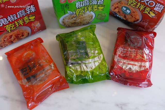 鬼椒乾拌麵┃口感彈牙的日曬手工麵，不想出門也可以在家輕鬆煮，簡單易煮料理有多種變化，鬼椒麻辣、干貝XO醬和椒麻海苔三種口味 @飛天璇的口袋