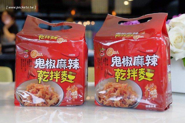 鬼椒乾拌麵┃口感彈牙的日曬手工麵，不想出門也可以在家輕鬆煮，簡單易煮料理有多種變化，鬼椒麻辣、干貝XO醬和椒麻海苔三種口味 @飛天璇的口袋