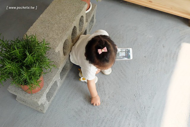 小森空間．Komori┃台中北區美食：充滿無印良品氛圍的日系小店，以手作甜點和中式花茶為主，店裡有很多可愛的卡通公仔，地下室做為藝術作品展覽空間 @飛天璇的口袋