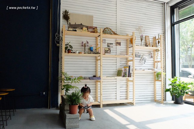 小森空間．Komori┃台中北區美食：充滿無印良品氛圍的日系小店，以手作甜點和中式花茶為主，店裡有很多可愛的卡通公仔，地下室做為藝術作品展覽空間 @飛天璇的口袋