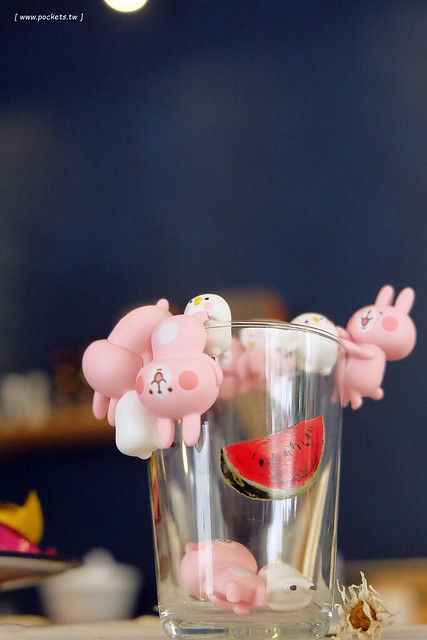 小森空間．Komori┃台中北區美食：充滿無印良品氛圍的日系小店，以手作甜點和中式花茶為主，店裡有很多可愛的卡通公仔，地下室做為藝術作品展覽空間 @飛天璇的口袋