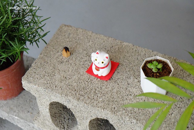 小森空間．Komori┃台中北區美食：充滿無印良品氛圍的日系小店，以手作甜點和中式花茶為主，店裡有很多可愛的卡通公仔，地下室做為藝術作品展覽空間 @飛天璇的口袋