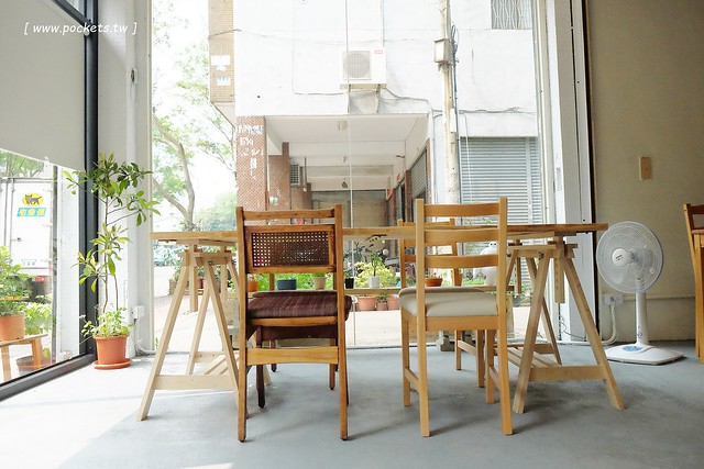 小森空間．Komori┃台中北區美食：充滿無印良品氛圍的日系小店，以手作甜點和中式花茶為主，店裡有很多可愛的卡通公仔，地下室做為藝術作品展覽空間 @飛天璇的口袋