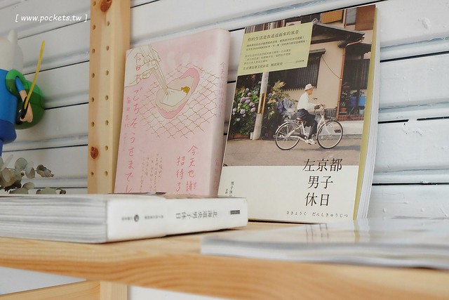 小森空間．Komori┃台中北區美食：充滿無印良品氛圍的日系小店，以手作甜點和中式花茶為主，店裡有很多可愛的卡通公仔，地下室做為藝術作品展覽空間 @飛天璇的口袋