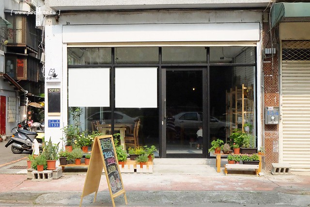 小森空間．Komori┃台中北區美食：充滿無印良品氛圍的日系小店，以手作甜點和中式花茶為主，店裡有很多可愛的卡通公仔，地下室做為藝術作品展覽空間 @飛天璇的口袋