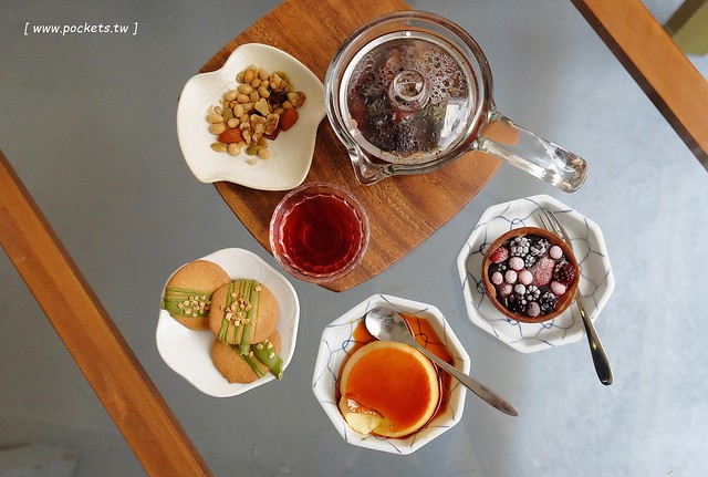 小森空間．Komori┃台中北區美食：充滿無印良品氛圍的日系小店，以手作甜點和中式花茶為主，店裡有很多可愛的卡通公仔，地下室做為藝術作品展覽空間 @飛天璇的口袋