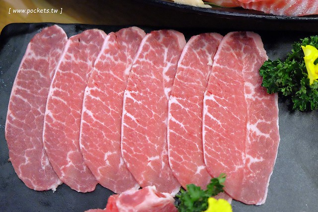 灰鴿┃台中西屯美食：中科商圈精緻火鍋餐廳，嚴選頂級食材， 澳洲極黑和牛、活體波士頓龍蝦、帝王鮭魚、天使紅蝦，開幕期間點鍋送伊比利豬 @飛天璇的口袋