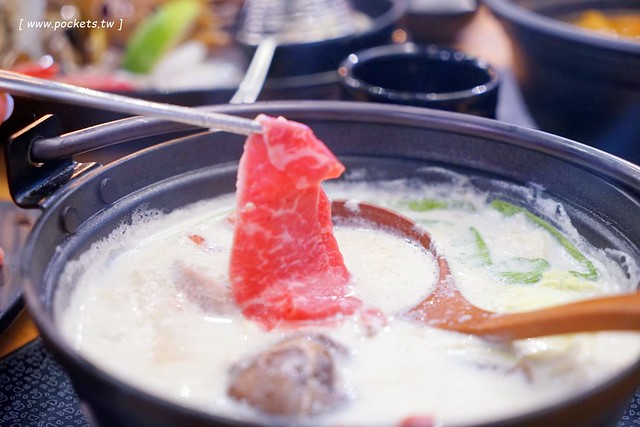 灰鴿┃台中西屯美食：中科商圈精緻火鍋餐廳，嚴選頂級食材， 澳洲極黑和牛、活體波士頓龍蝦、帝王鮭魚、天使紅蝦，開幕期間點鍋送伊比利豬 @飛天璇的口袋