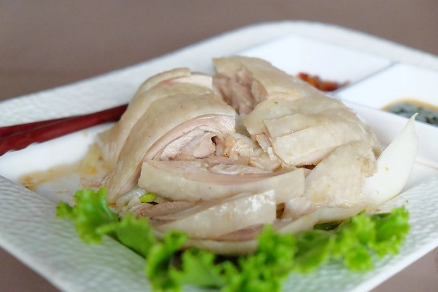 新月梧桐三義店｜漂亮的清水模建築裡，擁有綠意盎然的庭院和四面採光的落地窗設計 @飛天璇的口袋