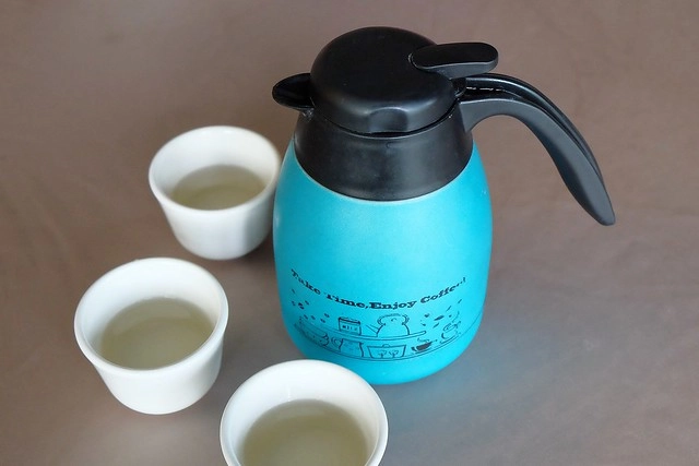 新月梧桐三義店｜漂亮的清水模建築裡，擁有綠意盎然的庭院和四面採光的落地窗設計 @飛天璇的口袋