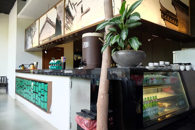 新月梧桐三義店｜漂亮的清水模建築裡，擁有綠意盎然的庭院和四面採光的落地窗設計 @飛天璇的口袋