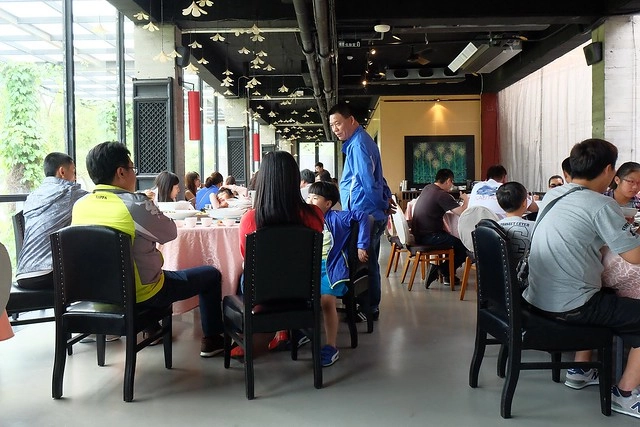 新月梧桐三義店｜漂亮的清水模建築裡，擁有綠意盎然的庭院和四面採光的落地窗設計 @飛天璇的口袋