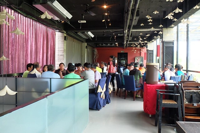 新月梧桐三義店｜漂亮的清水模建築裡，擁有綠意盎然的庭院和四面採光的落地窗設計 @飛天璇的口袋