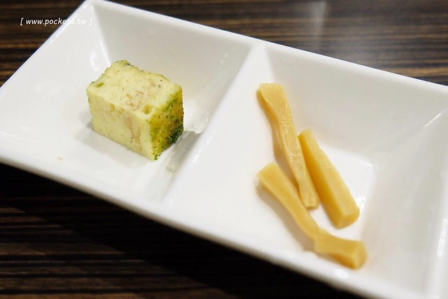 同拉麵┃台中北屯美食：大坑地區的深夜食堂，很接近日本風味的好吃拉麵，才開幕沒多久就要拿號碼牌，除了九州拉麵還有關東煮，超夯的小鮮肉和燈炮奶茶 @飛天璇的口袋