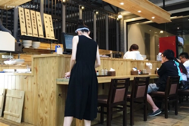 同拉麵┃台中北屯美食：大坑地區的深夜食堂，很接近日本風味的好吃拉麵，才開幕沒多久就要拿號碼牌，除了九州拉麵還有關東煮，超夯的小鮮肉和燈炮奶茶 @飛天璇的口袋