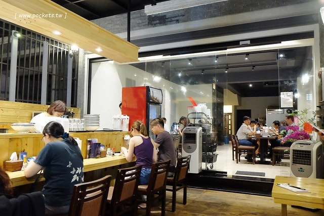 同拉麵┃台中北屯美食：大坑地區的深夜食堂，很接近日本風味的好吃拉麵，才開幕沒多久就要拿號碼牌，除了九州拉麵還有關東煮，超夯的小鮮肉和燈炮奶茶 @飛天璇的口袋