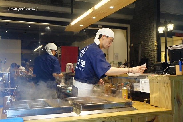 同拉麵┃台中北屯美食：大坑地區的深夜食堂，很接近日本風味的好吃拉麵，才開幕沒多久就要拿號碼牌，除了九州拉麵還有關東煮，超夯的小鮮肉和燈炮奶茶 @飛天璇的口袋