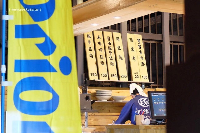 同拉麵┃台中北屯美食：大坑地區的深夜食堂，很接近日本風味的好吃拉麵，才開幕沒多久就要拿號碼牌，除了九州拉麵還有關東煮，超夯的小鮮肉和燈炮奶茶 @飛天璇的口袋