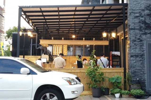 同拉麵┃台中北屯美食：大坑地區的深夜食堂，很接近日本風味的好吃拉麵，才開幕沒多久就要拿號碼牌，除了九州拉麵還有關東煮，超夯的小鮮肉和燈炮奶茶 @飛天璇的口袋