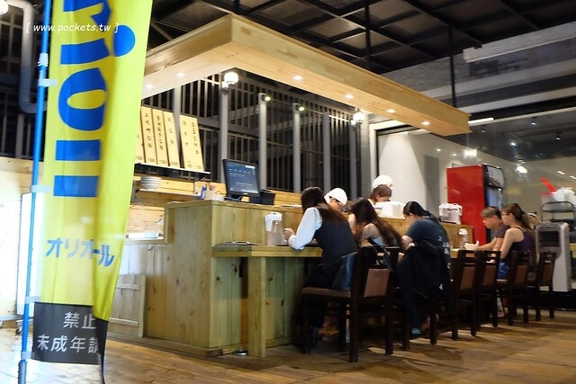 同拉麵┃台中北屯美食：大坑地區的深夜食堂，很接近日本風味的好吃拉麵，才開幕沒多久就要拿號碼牌，除了九州拉麵還有關東煮，超夯的小鮮肉和燈炮奶茶 @飛天璇的口袋