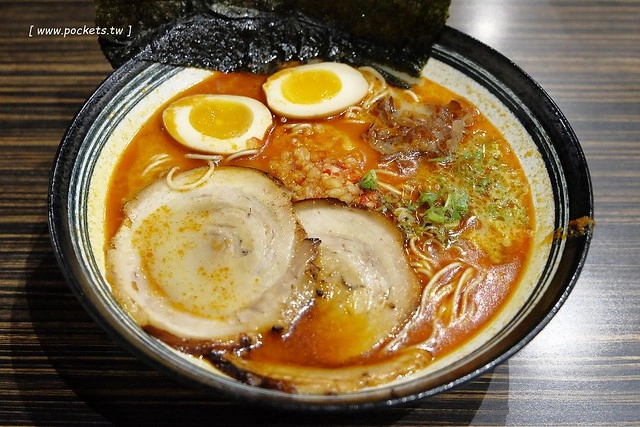 同拉麵┃台中北屯美食：大坑地區的深夜食堂，很接近日本風味的好吃拉麵，才開幕沒多久就要拿號碼牌，除了九州拉麵還有關東煮，超夯的小鮮肉和燈炮奶茶 @飛天璇的口袋