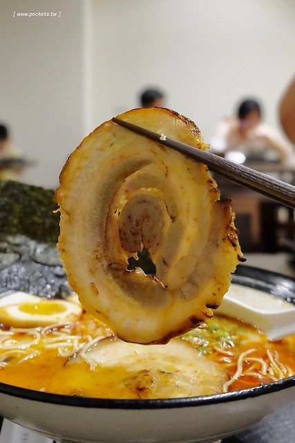 同拉麵┃台中北屯美食：大坑地區的深夜食堂，很接近日本風味的好吃拉麵，才開幕沒多久就要拿號碼牌，除了九州拉麵還有關東煮，超夯的小鮮肉和燈炮奶茶 @飛天璇的口袋