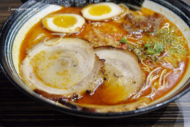 同拉麵┃台中北屯美食：大坑地區的深夜食堂，很接近日本風味的好吃拉麵，才開幕沒多久就要拿號碼牌，除了九州拉麵還有關東煮，超夯的小鮮肉和燈炮奶茶 @飛天璇的口袋