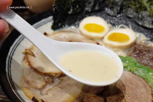 同拉麵┃台中北屯美食：大坑地區的深夜食堂，很接近日本風味的好吃拉麵，才開幕沒多久就要拿號碼牌，除了九州拉麵還有關東煮，超夯的小鮮肉和燈炮奶茶 @飛天璇的口袋