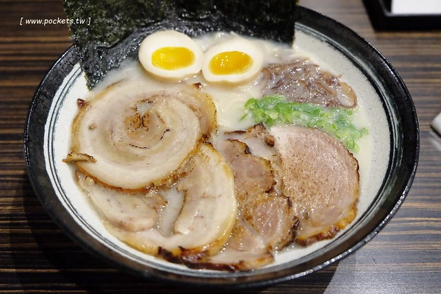 同拉麵┃台中北屯美食：大坑地區的深夜食堂，很接近日本風味的好吃拉麵，才開幕沒多久就要拿號碼牌，除了九州拉麵還有關東煮，超夯的小鮮肉和燈炮奶茶 @飛天璇的口袋