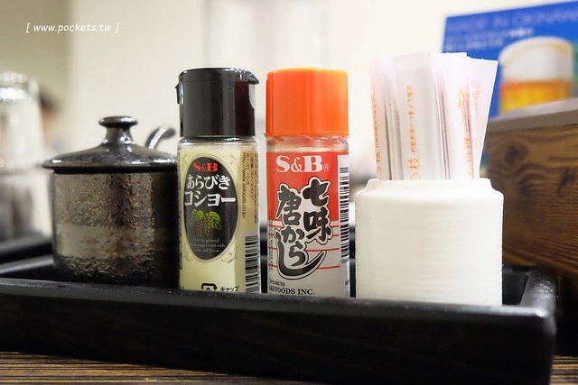 同拉麵┃台中北屯美食：大坑地區的深夜食堂，很接近日本風味的好吃拉麵，才開幕沒多久就要拿號碼牌，除了九州拉麵還有關東煮，超夯的小鮮肉和燈炮奶茶 @飛天璇的口袋