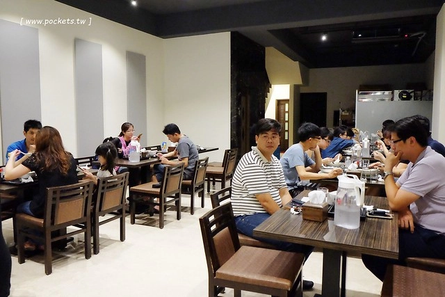 同拉麵┃台中北屯美食：大坑地區的深夜食堂，很接近日本風味的好吃拉麵，才開幕沒多久就要拿號碼牌，除了九州拉麵還有關東煮，超夯的小鮮肉和燈炮奶茶 @飛天璇的口袋