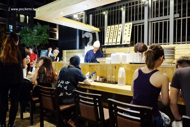 同拉麵┃台中北屯美食：大坑地區的深夜食堂，很接近日本風味的好吃拉麵，才開幕沒多久就要拿號碼牌，除了九州拉麵還有關東煮，超夯的小鮮肉和燈炮奶茶 @飛天璇的口袋