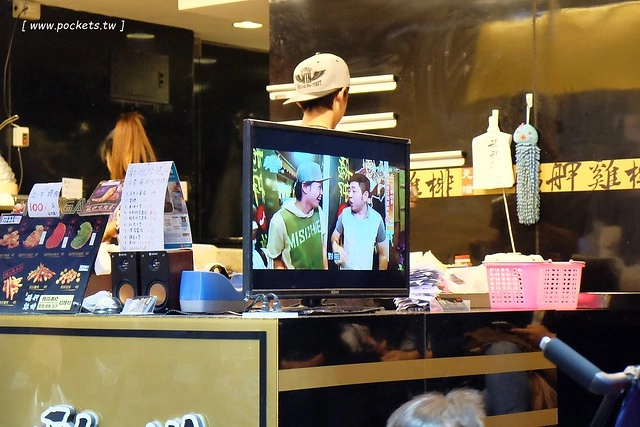 艋舺雞排@東海店┃藝人NONO開的雞排連鎖店，日賣800份，5公分超厚切雞排，口感鮮嫩多汁，食尚玩家有推薦 @飛天璇的口袋