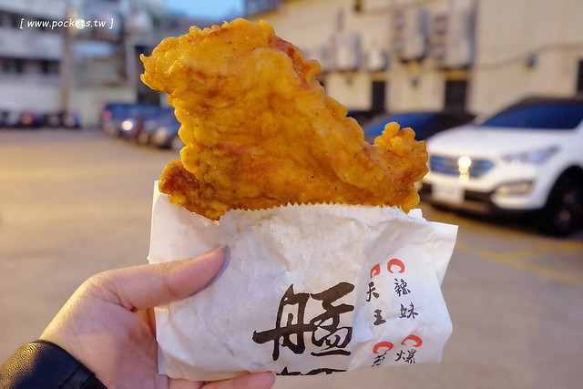 艋舺雞排@東海店┃藝人NONO開的雞排連鎖店，日賣800份，5公分超厚切雞排，口感鮮嫩多汁，食尚玩家有推薦 @飛天璇的口袋