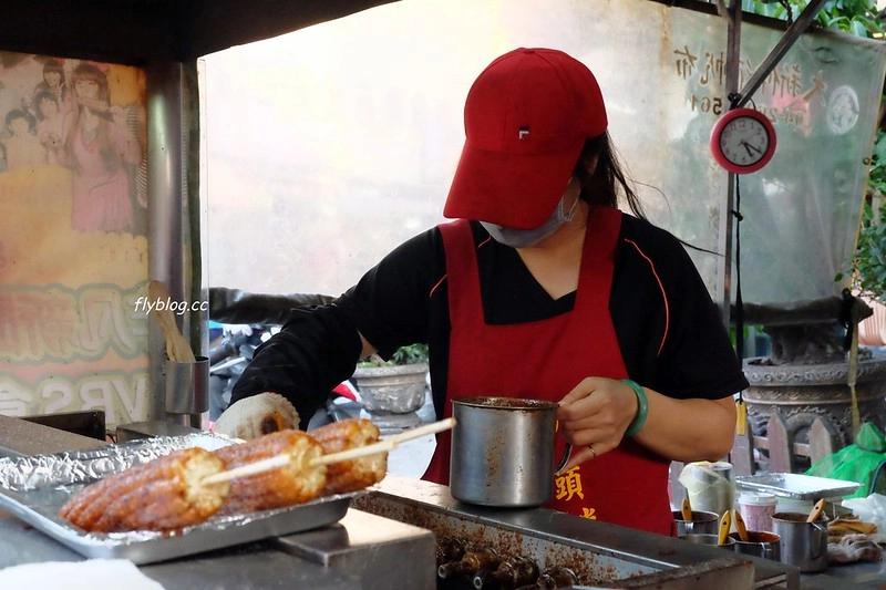 黑石頭碳烤玉米┃台中大甲：鎮瀾宮前超人氣烤玉米攤，用石頭先燜之後再烤，特殊醬料令人難忘 @飛天璇的口袋