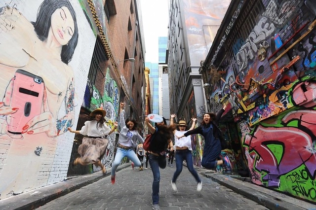 澳洲墨爾本｜墨爾本市區半日遊，溫莎酒店、國會大廈、聖派翠克大教堂、費茲洛花園、庫克船長故居、聯邦廣場、弗林德斯火車站、聖保羅大教堂、Hosier lane塗鴉街、HUNGRY JACK’S @飛天璇的口袋