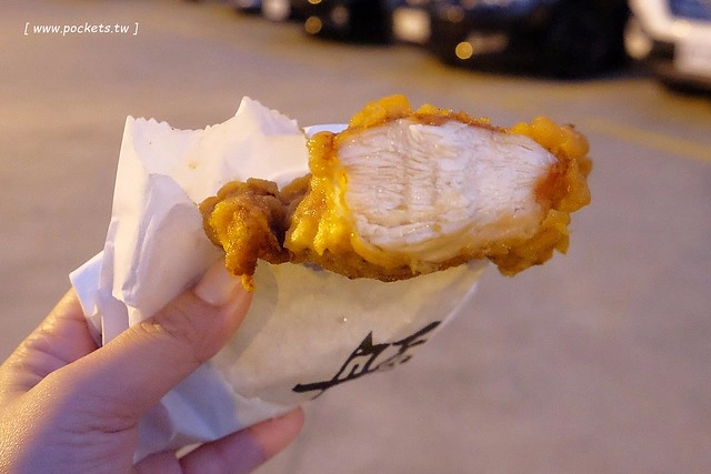 艋舺雞排@東海店┃藝人NONO開的雞排連鎖店，日賣800份，5公分超厚切雞排，口感鮮嫩多汁，食尚玩家有推薦 @飛天璇的口袋