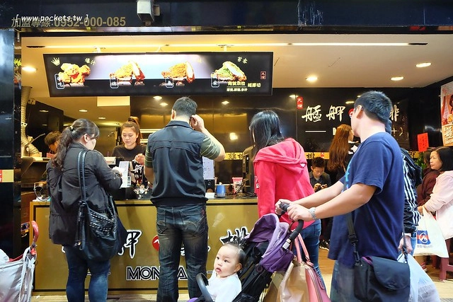 艋舺雞排@東海店┃藝人NONO開的雞排連鎖店，日賣800份，5公分超厚切雞排，口感鮮嫩多汁，食尚玩家有推薦 @飛天璇的口袋