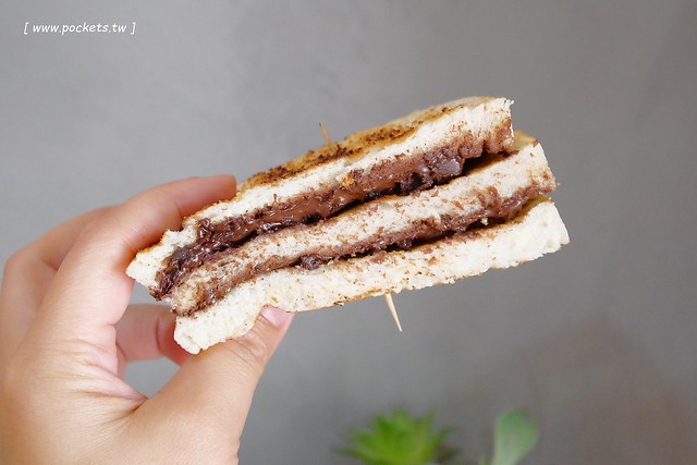 明治時期碳烤吐司｜使用小農直送鮮乳、nutella榛果醬、福源花生醬，火爐碳烤肉品降低油脂，料多實在現點現做，品嚐松山區巷弄間的小清新(已歇業) @飛天璇的口袋