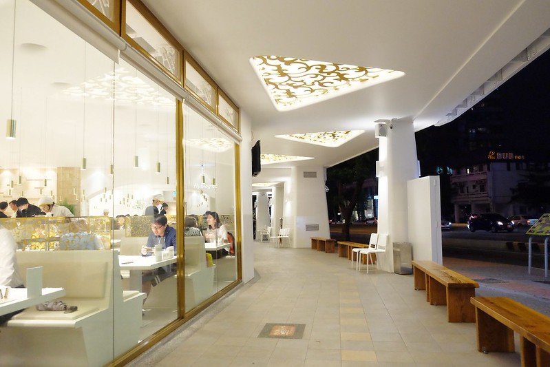 赤鬼牛排@台灣大道店┃台中西區：全新純白店面更亮眼，環境升級餐點也升級 @飛天璇的口袋